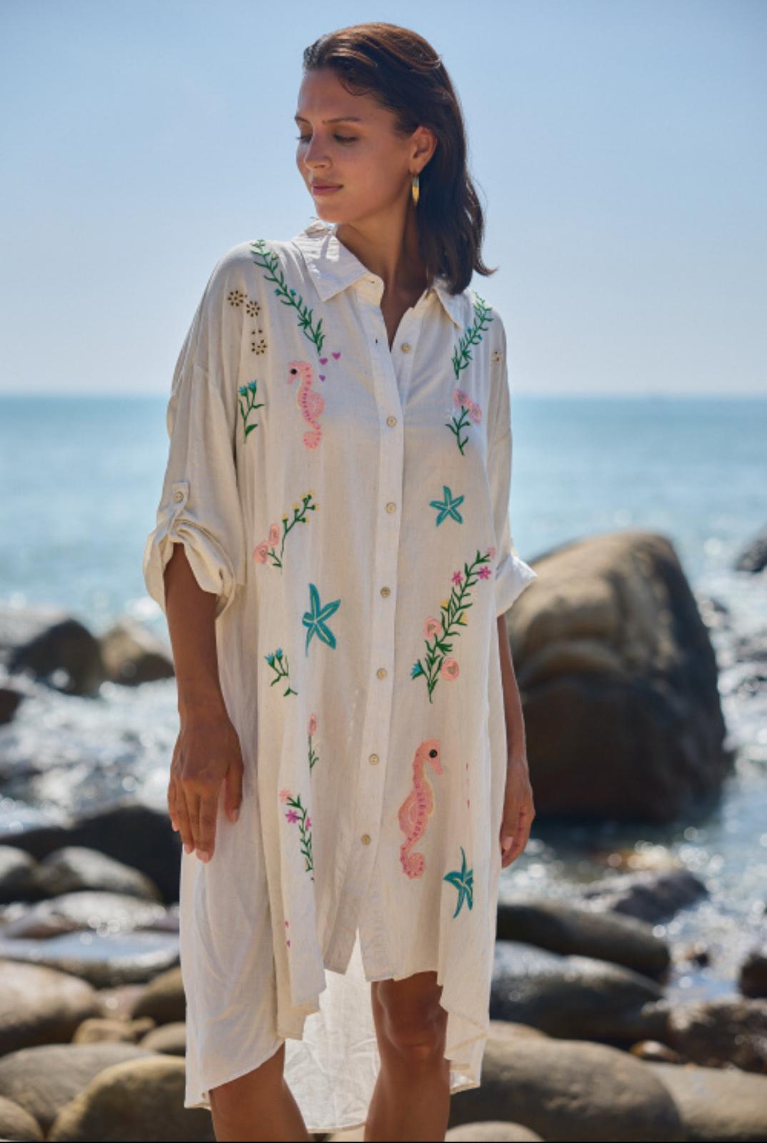 Vestido camisero o camisa en color beige y bordado.