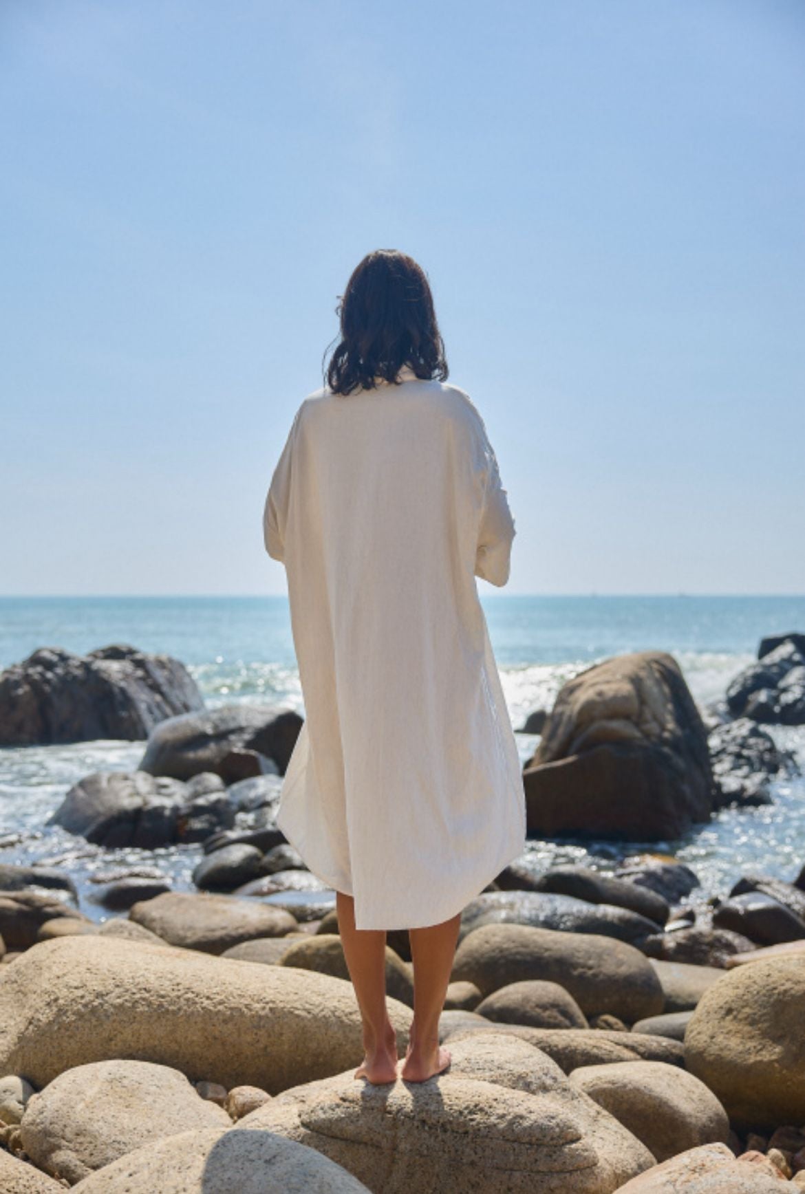 Vestido camisero o camisa en color beige y bordado.