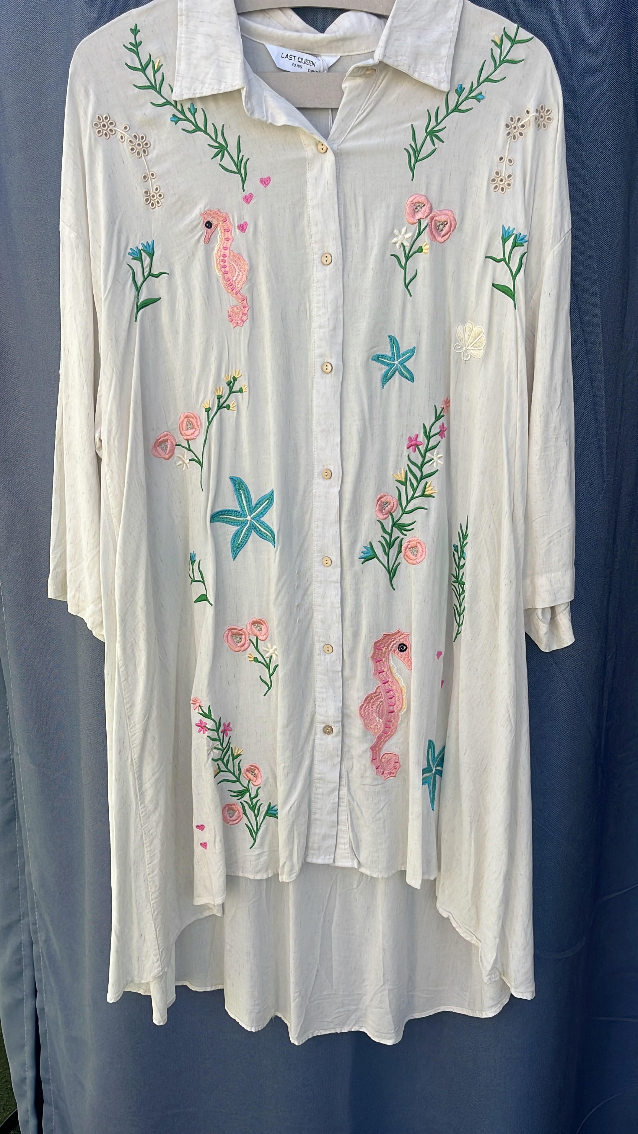 Vestido camisero o camisa en color beige y bordado.